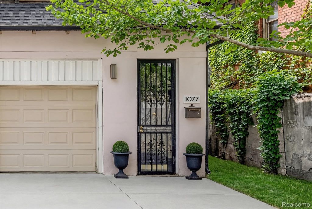 1077 Iroquois Street, Detroit, MI 48214