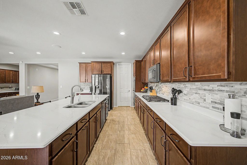 Image 10 of property listing at 17340 W GAMBIT Trail, Surprise, AZ 85387