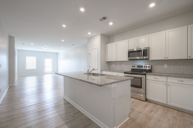 930 Millstream Dr, Nashville, TN 37218