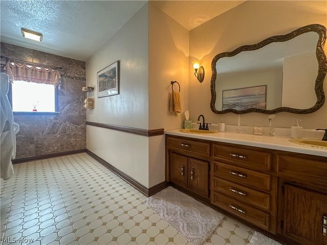 5516 Benton Lane, Brookfield, OH 44403