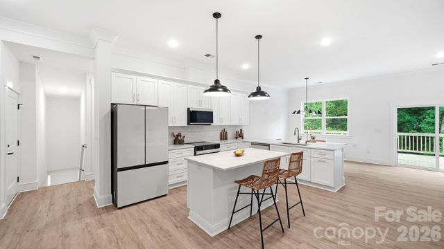825 Breezewood Drive, Charlotte, NC 28262