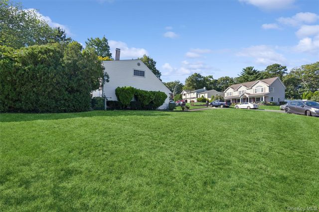 115 Rosemont Avenue, Farmingville, NY 11738