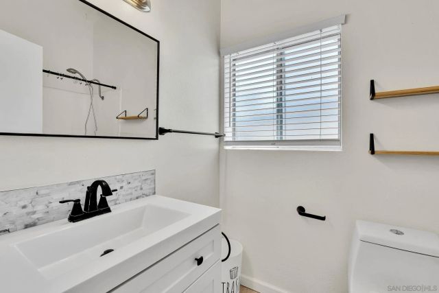920 Raintree Pl, Vista, CA 92084