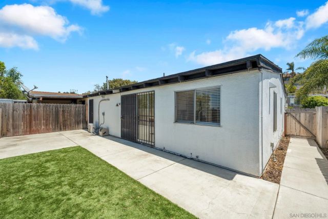 920 Raintree Pl, Vista, CA 92084