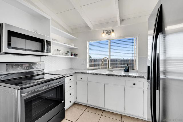 920 Raintree Pl, Vista, CA 92084
