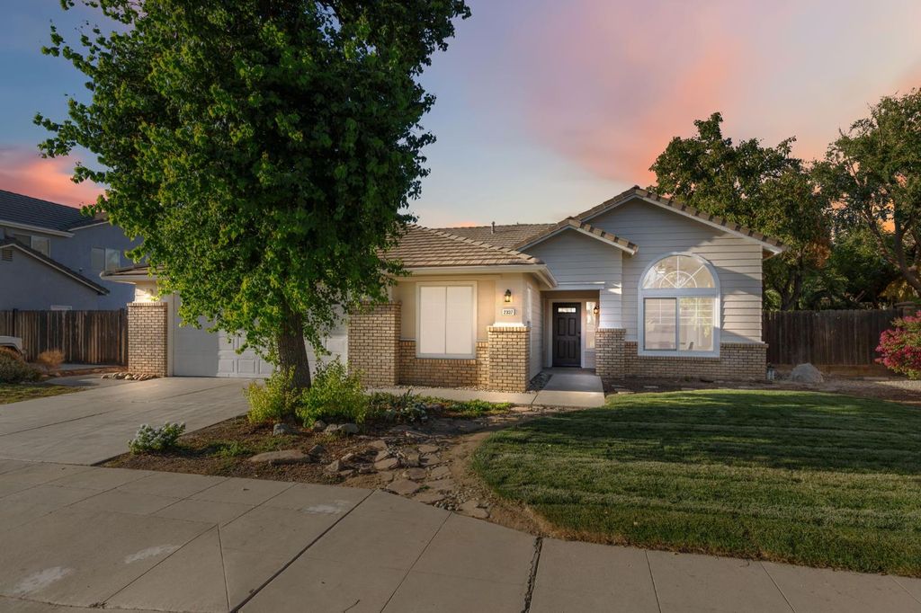 2337 Wrenwood Avenue, Clovis, CA 93611