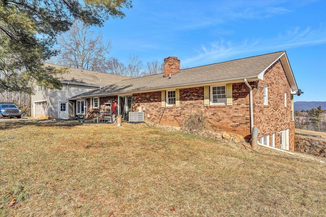 226 Magnolia LN, Callaway, VA 24067