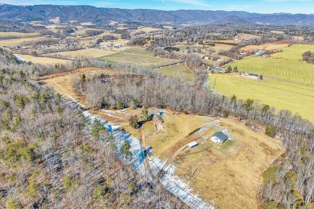 226 Magnolia LN, Callaway, VA 24067