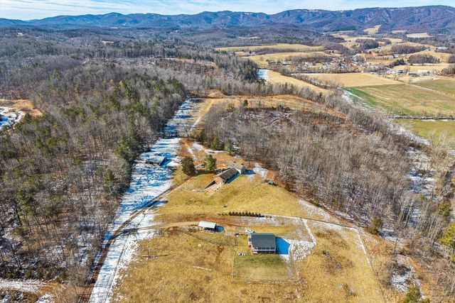 226 Magnolia LN, Callaway, VA 24067