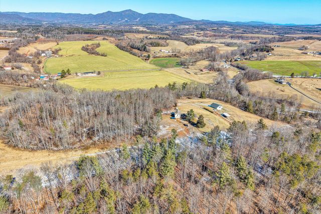 226 Magnolia LN, Callaway, VA 24067