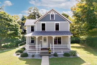 8 Wells Avenue, East Hampton, CT 06424