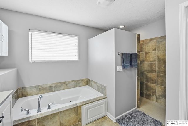 12206 Pintail Drive, Papillion, NE 68046