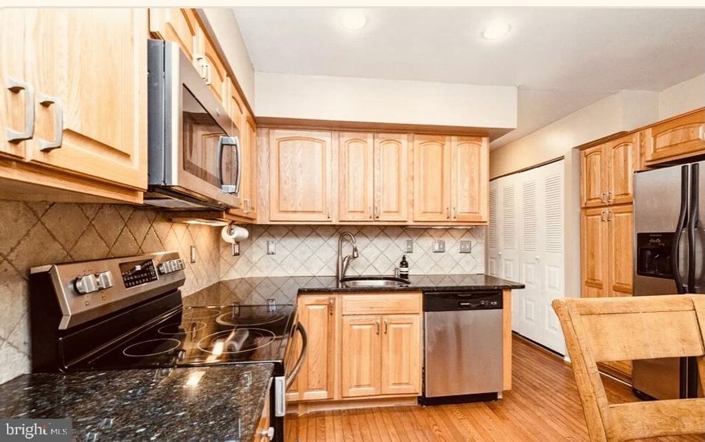 Image 10 of property listing at 14 N WOLFE ST N, Baltimore, MD 21231