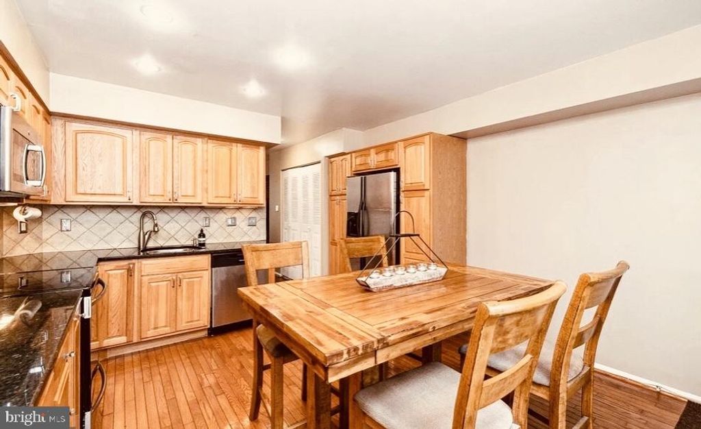 Image 11 of property listing at 14 N WOLFE ST N, Baltimore, MD 21231