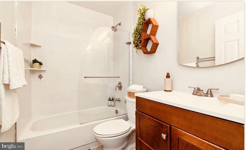 Image 16 of property listing at 14 N WOLFE ST N, Baltimore, MD 21231