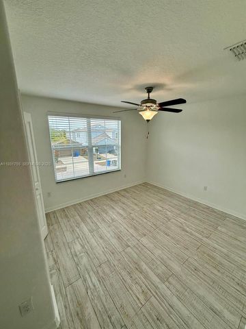 6821 Blue Moon Way, Sun City Center, FL 33573