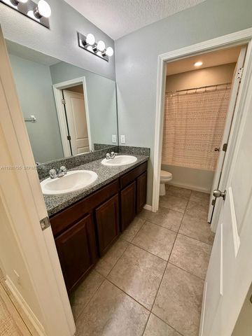 6821 Blue Moon Way, Sun City Center, FL 33573