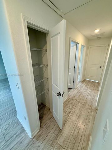 6821 Blue Moon Way, Sun City Center, FL 33573