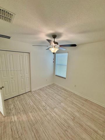 6821 Blue Moon Way, Sun City Center, FL 33573