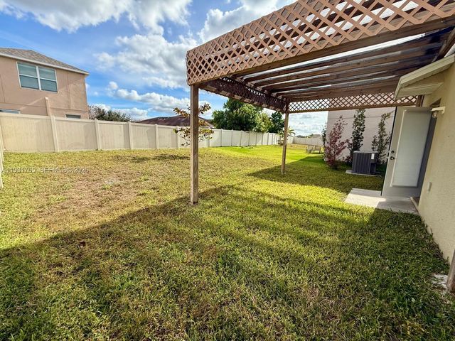 6821 Blue Moon Way, Sun City Center, FL 33573