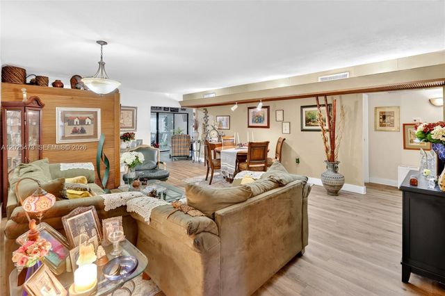 6705 Kingsmoor Way, Miami Lakes, FL 33014
