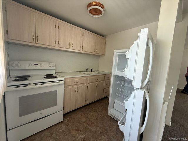 31 Lenox Avenue, Westbury, NY 11590