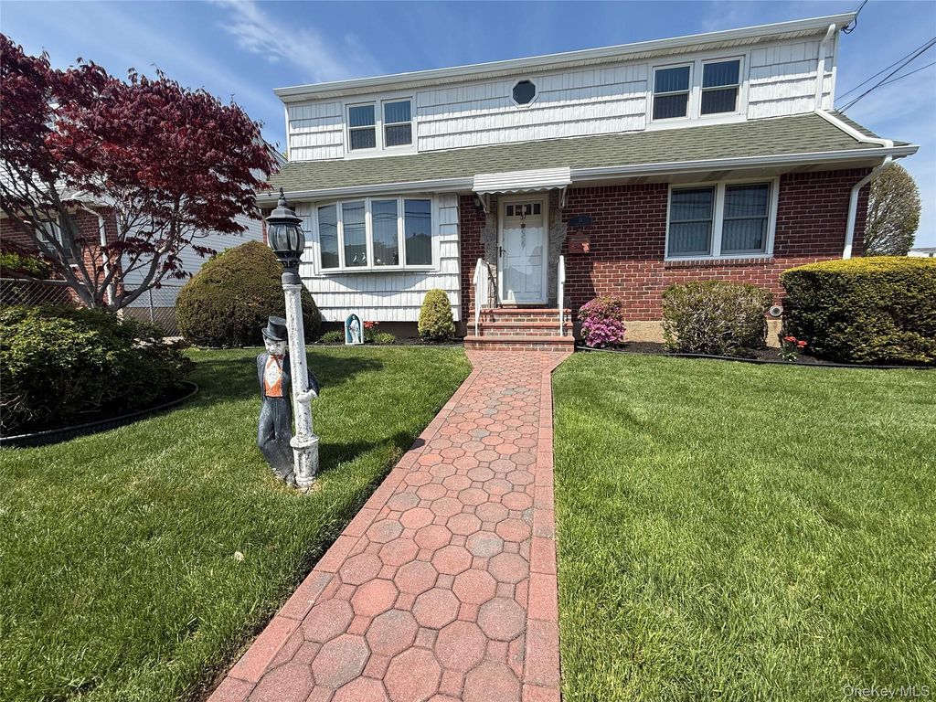 31 Lenox Avenue, Westbury, NY 11590