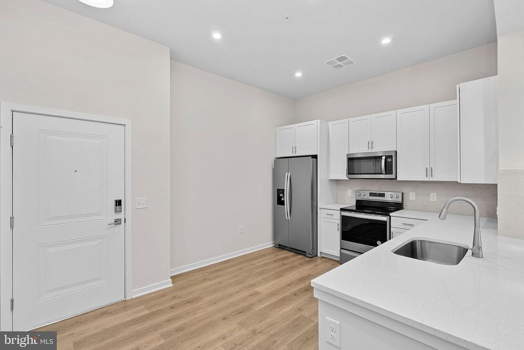 700 MOUNT AIRY TER NE #403A, Leesburg, VA 20176