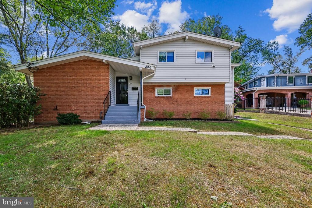 Image 1 of property listing at 300 GILSAN CT, Silver Spring, MD 20902