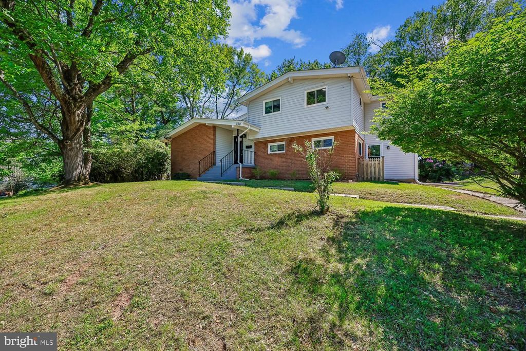 Image 10 of property listing at 300 GILSAN CT, Silver Spring, MD 20902