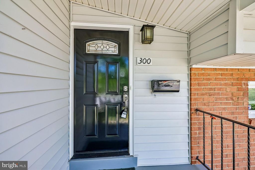Image 12 of property listing at 300 GILSAN CT, Silver Spring, MD 20902