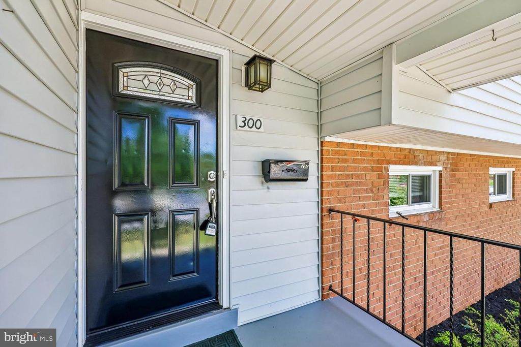 Image 14 of property listing at 300 GILSAN CT, Silver Spring, MD 20902