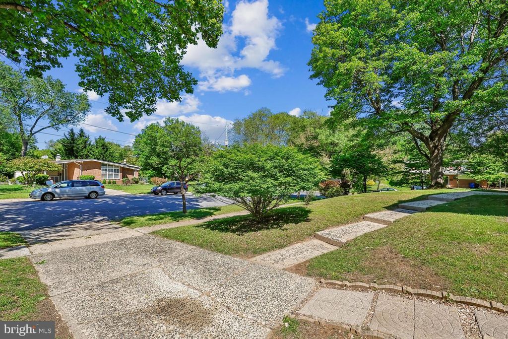 Image 15 of property listing at 300 GILSAN CT, Silver Spring, MD 20902