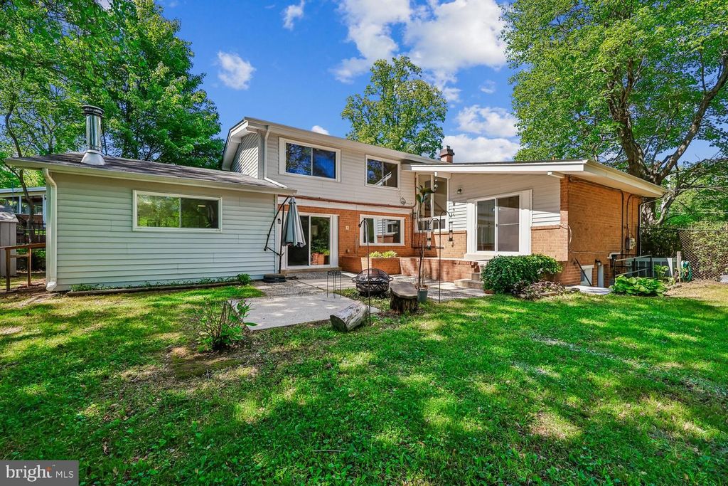 Image 17 of property listing at 300 GILSAN CT, Silver Spring, MD 20902