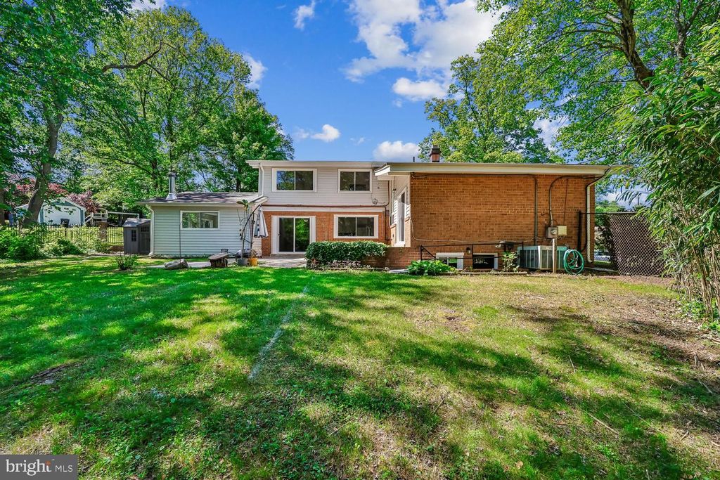 Image 19 of property listing at 300 GILSAN CT, Silver Spring, MD 20902