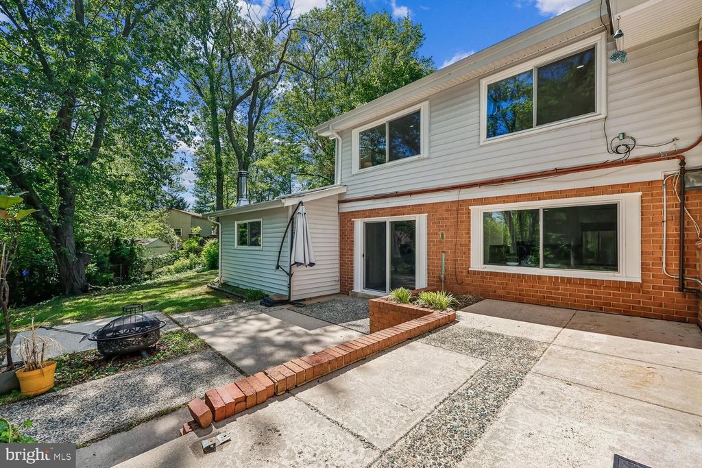Image 21 of property listing at 300 GILSAN CT, Silver Spring, MD 20902