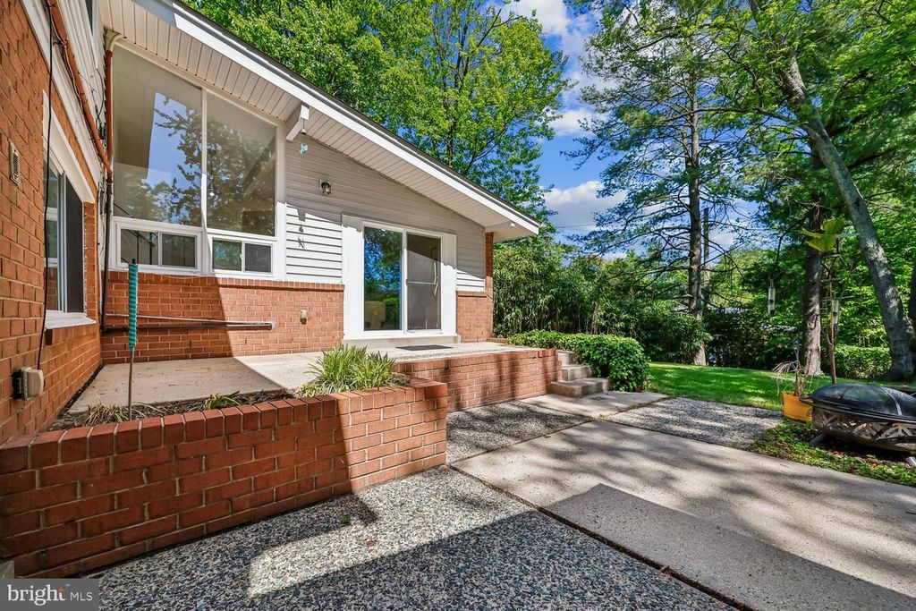 Image 24 of property listing at 300 GILSAN CT, Silver Spring, MD 20902