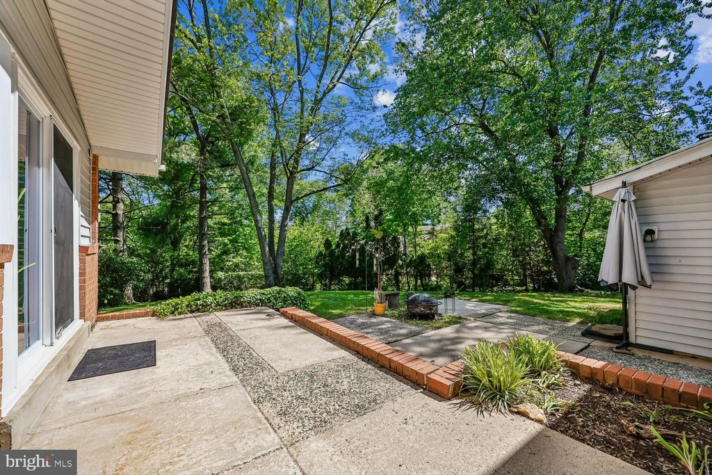 Image 25 of property listing at 300 GILSAN CT, Silver Spring, MD 20902