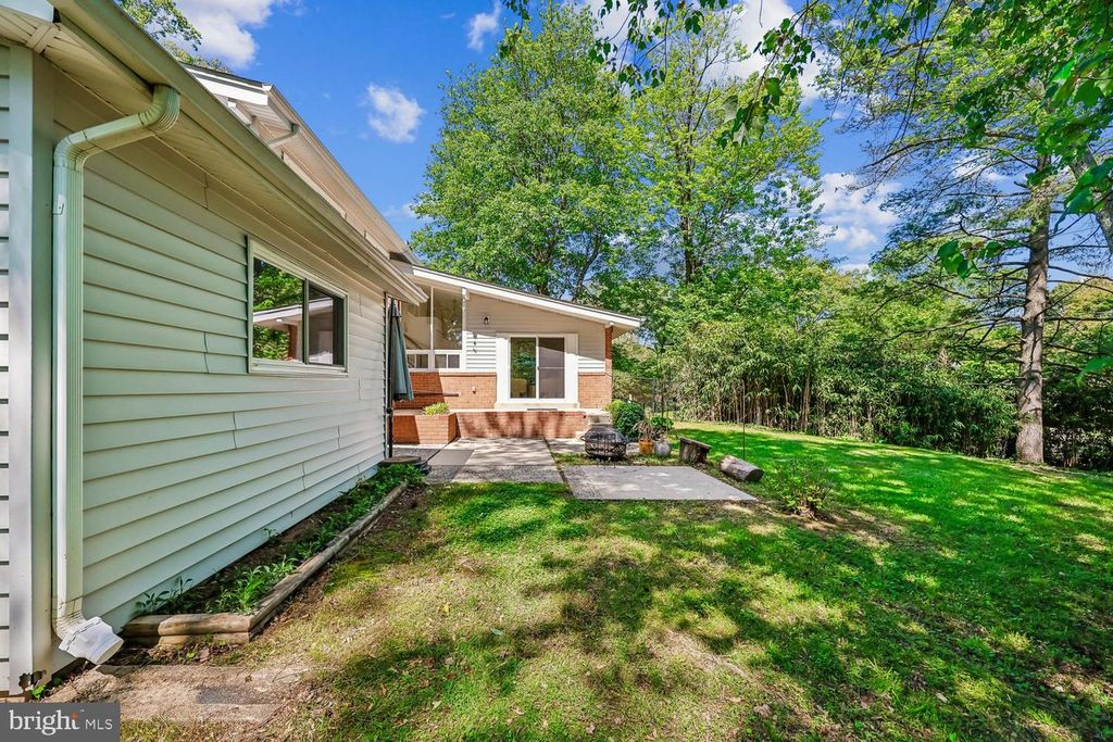Image 26 of property listing at 300 GILSAN CT, Silver Spring, MD 20902