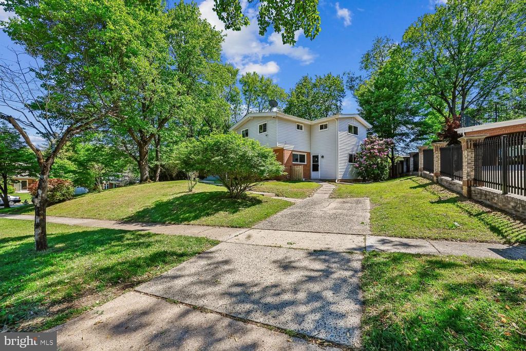 Image 33 of property listing at 300 GILSAN CT, Silver Spring, MD 20902