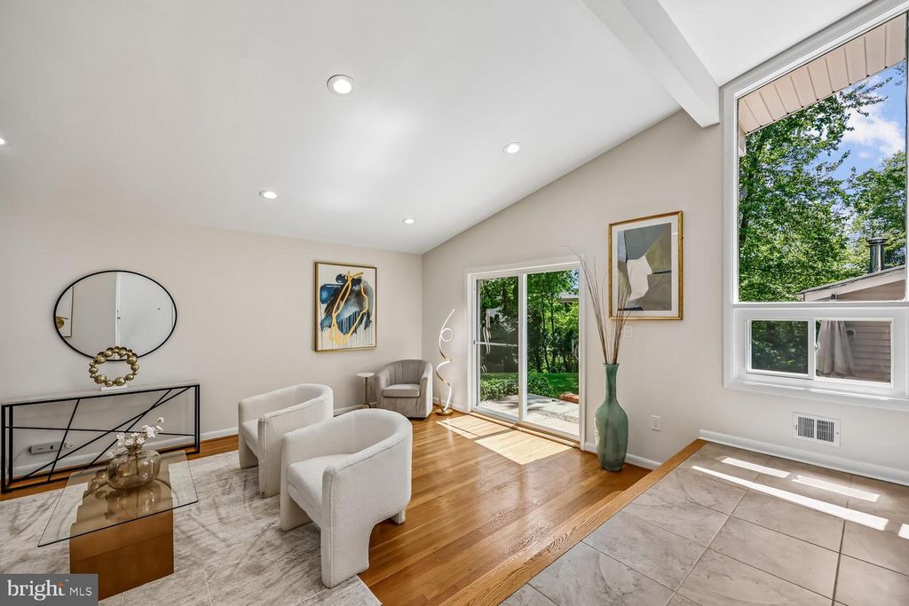 Image 36 of property listing at 300 GILSAN CT, Silver Spring, MD 20902