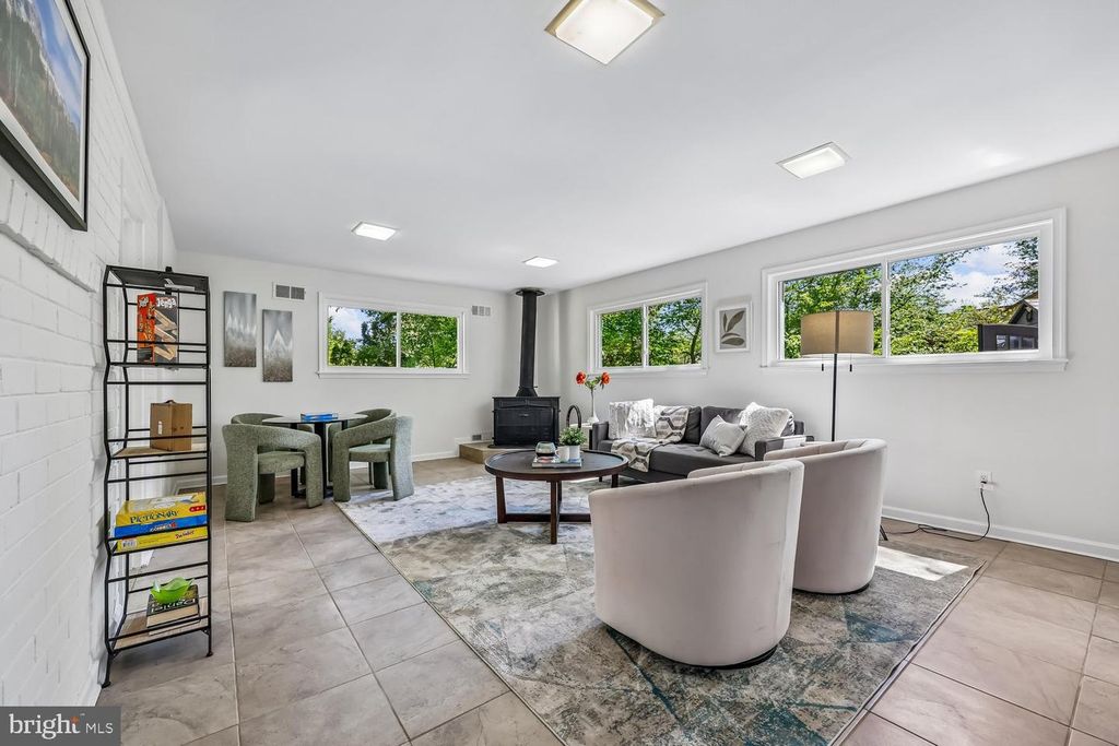 Image 4 of property listing at 300 GILSAN CT, Silver Spring, MD 20902