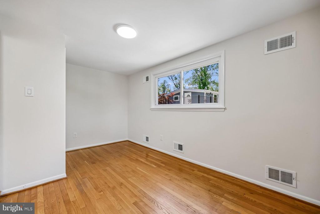 Image 76 of property listing at 300 GILSAN CT, Silver Spring, MD 20902