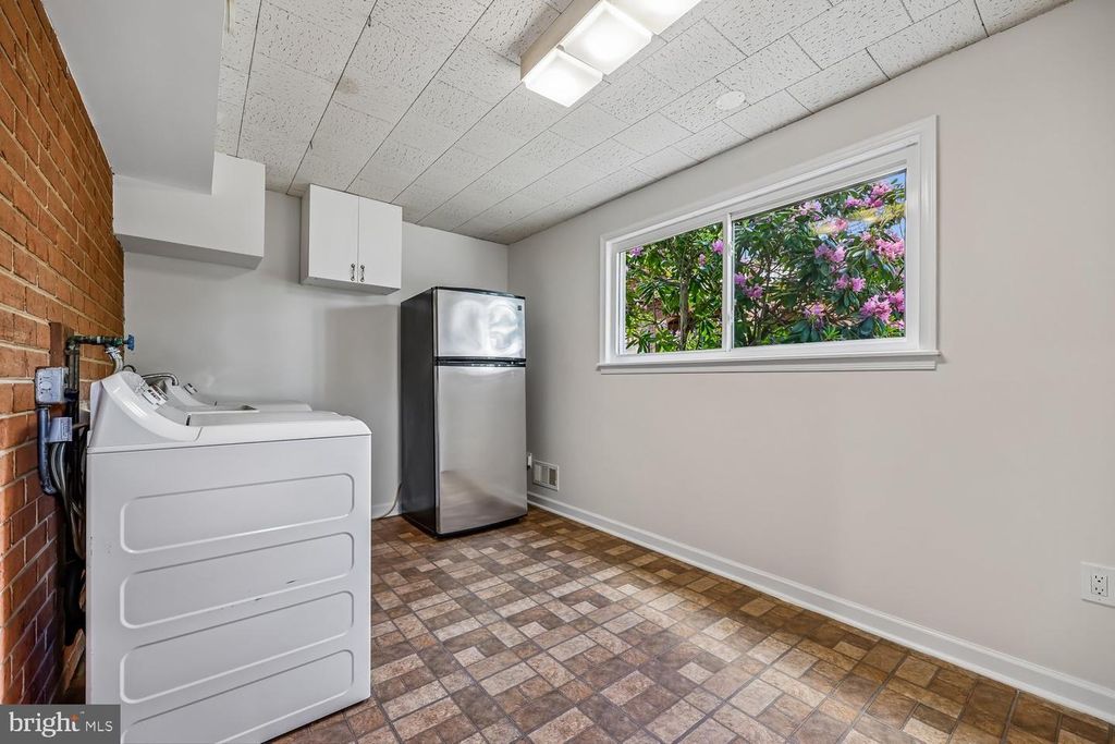 Image 87 of property listing at 300 GILSAN CT, Silver Spring, MD 20902