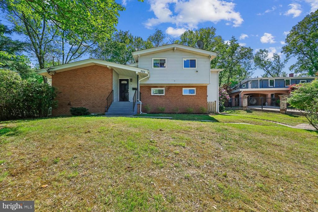 Image 9 of property listing at 300 GILSAN CT, Silver Spring, MD 20902
