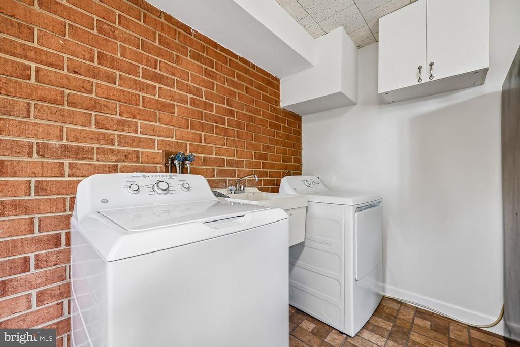 Image 90 of property listing at 300 GILSAN CT, Silver Spring, MD 20902
