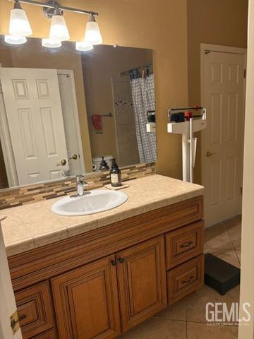 10200 Mersham Hill Drive, Bakersfield, CA 93311