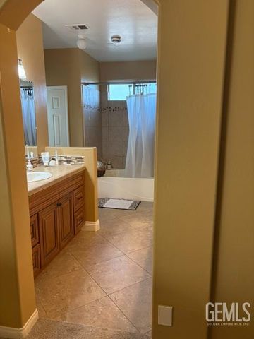 10200 Mersham Hill Drive, Bakersfield, CA 93311