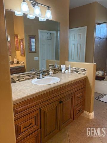 10200 Mersham Hill Drive, Bakersfield, CA 93311
