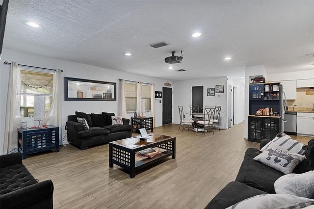 1124 E GRANT AVENUE, Mount Dora, FL 32757